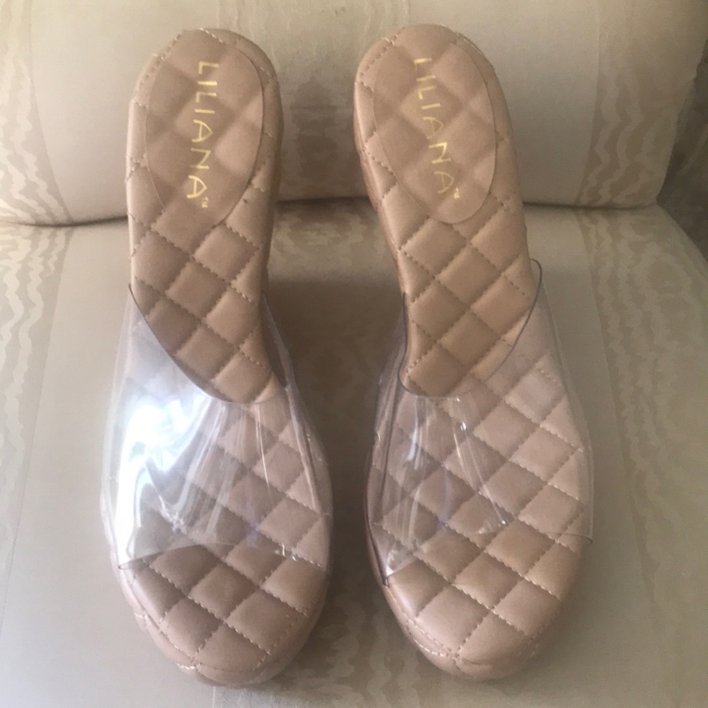 NWT Liliana Nude vegan leather / acrylic platform sandals. Sz 9
